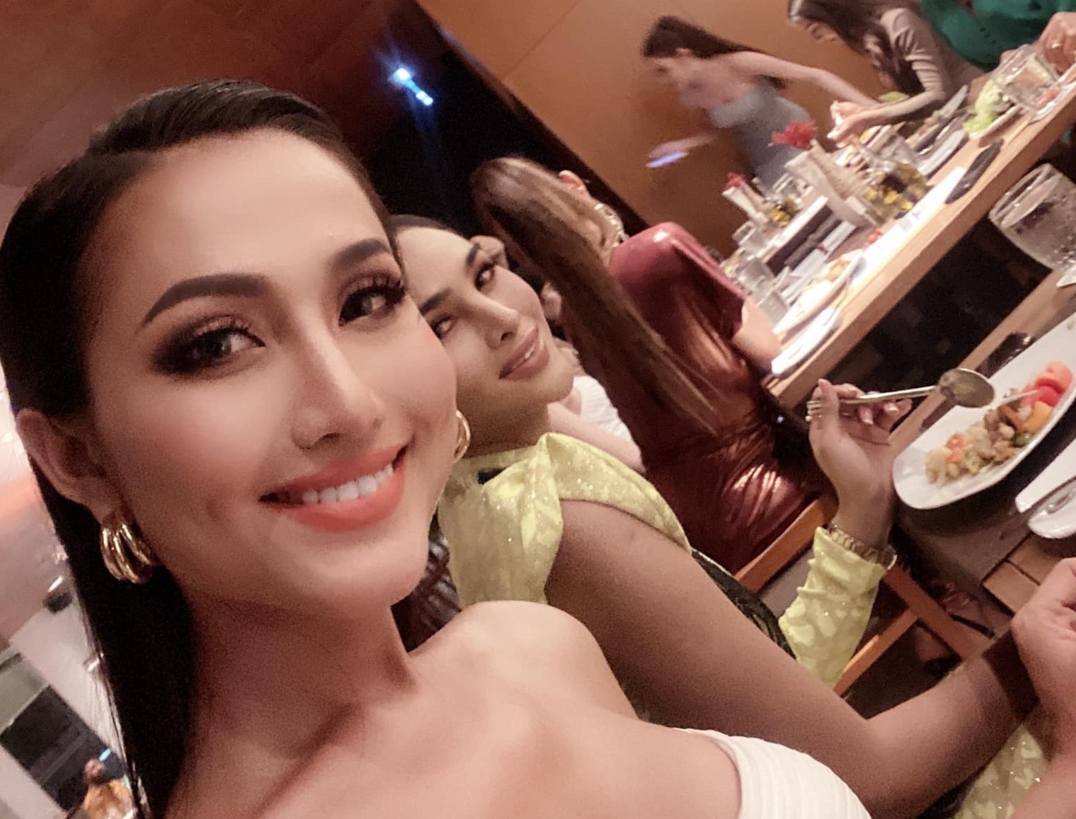 Hoai Sa Hoa hau Chuyen gioi Quoc te anh 1