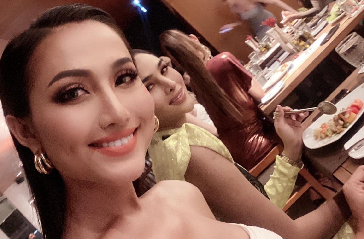 Hoai Sa khoe sac ben dan hoa hau chuyen gioi hinh anh