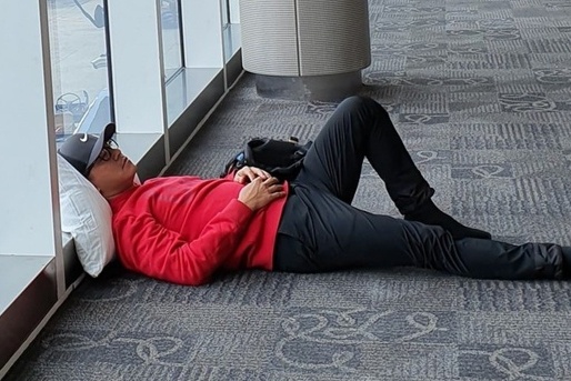 Tuan Hung dang anh nam va vat o san bay My hinh anh