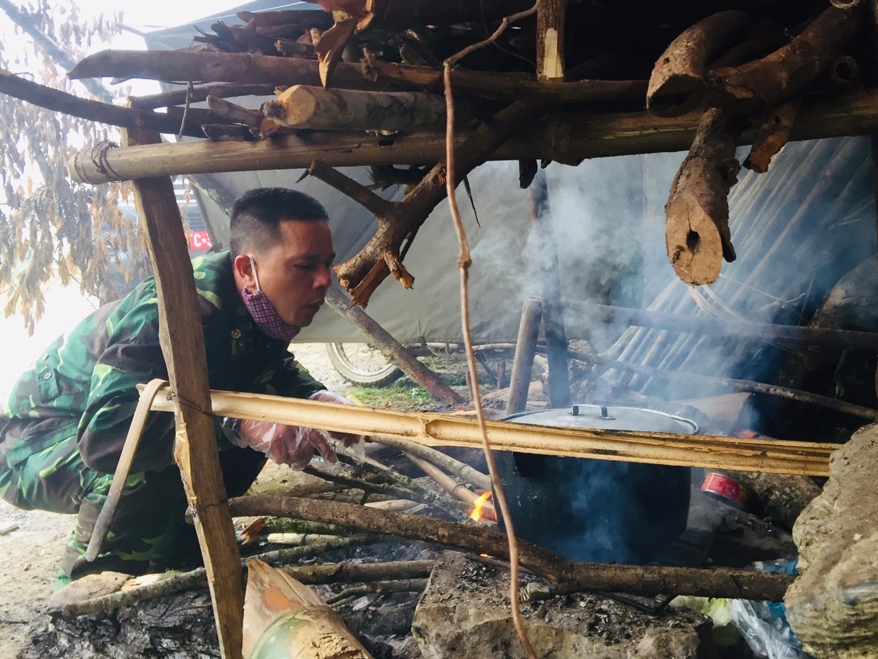 Cau chuyen ve nhung nguoi linh cang minh chong dich o bien cuong hinh anh