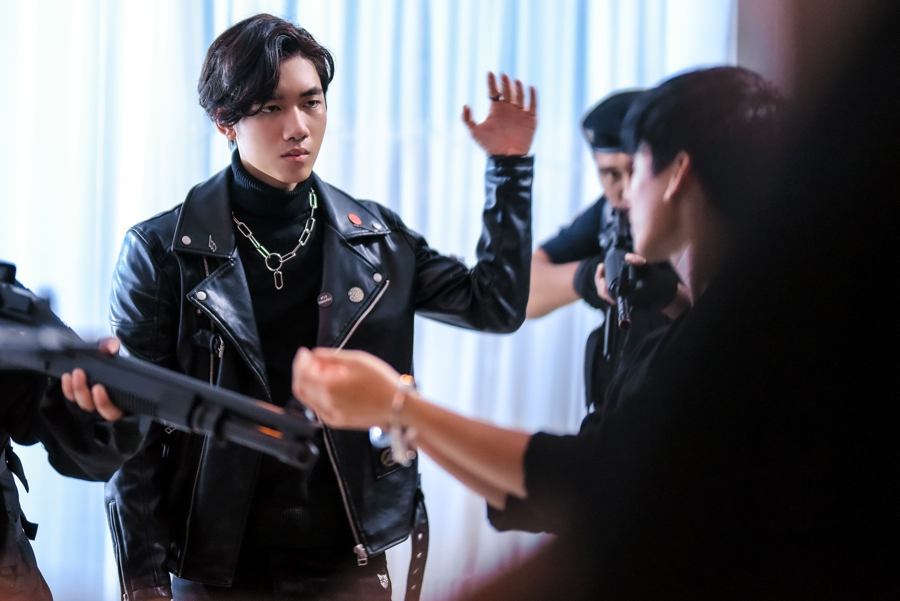 Cu dan mang tan cong MV vua ra mat cua K-ICM hinh anh