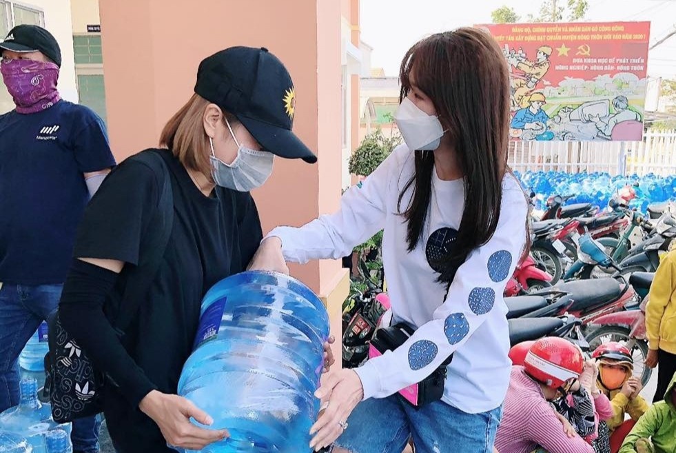 Hari Won trao 1.610 binh nuoc cho nguoi dan Tien Giang hinh anh