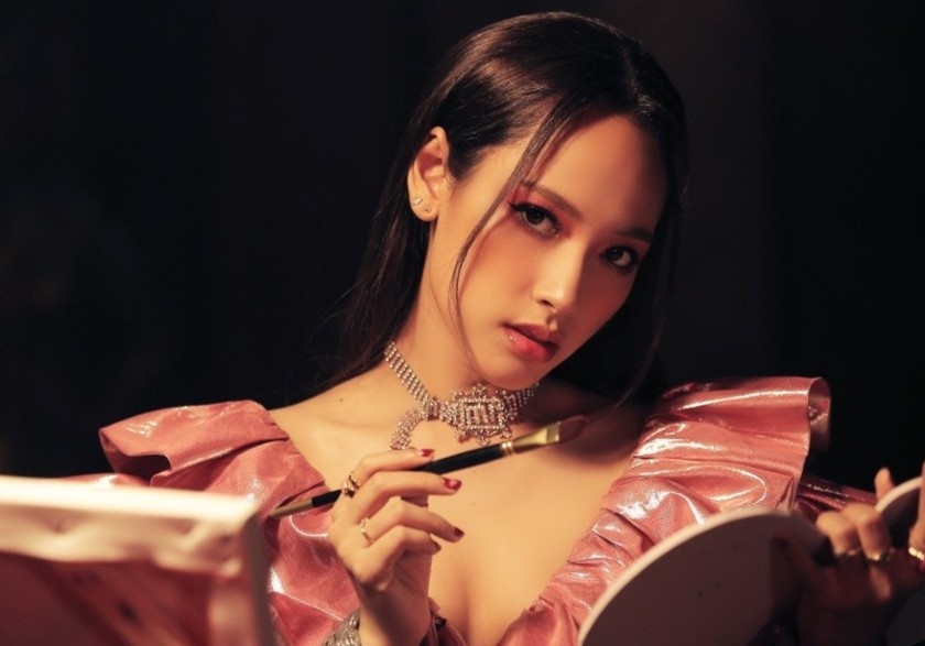 CARA giong Selena Gomez trong MV moi hinh anh