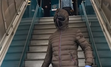 Xuan Bac chia se kinh nghiem phong dich voi chiec ao doc la hinh anh