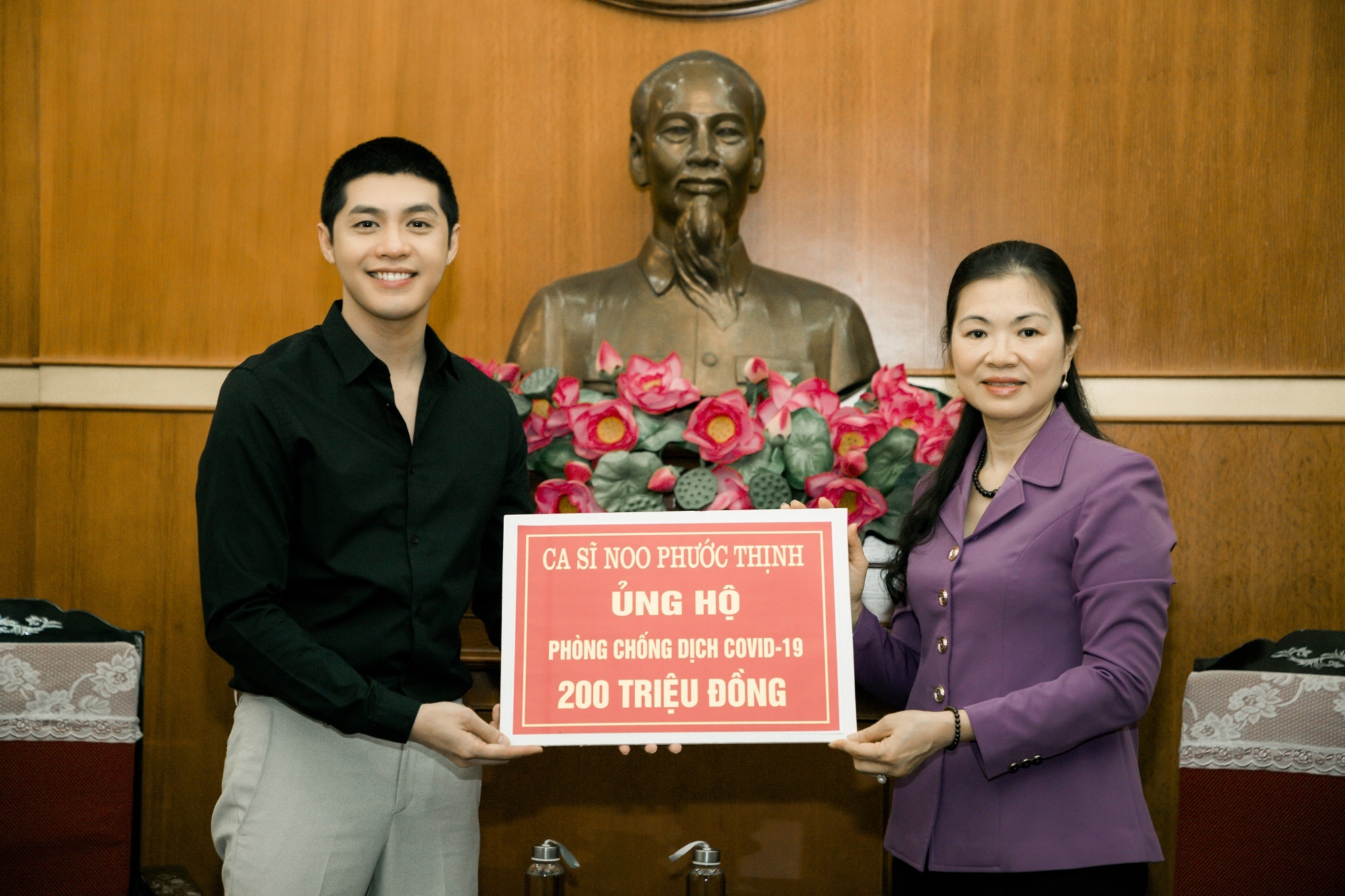 Noo Phuoc Thinh ung ho 300 trieu dong anh 1