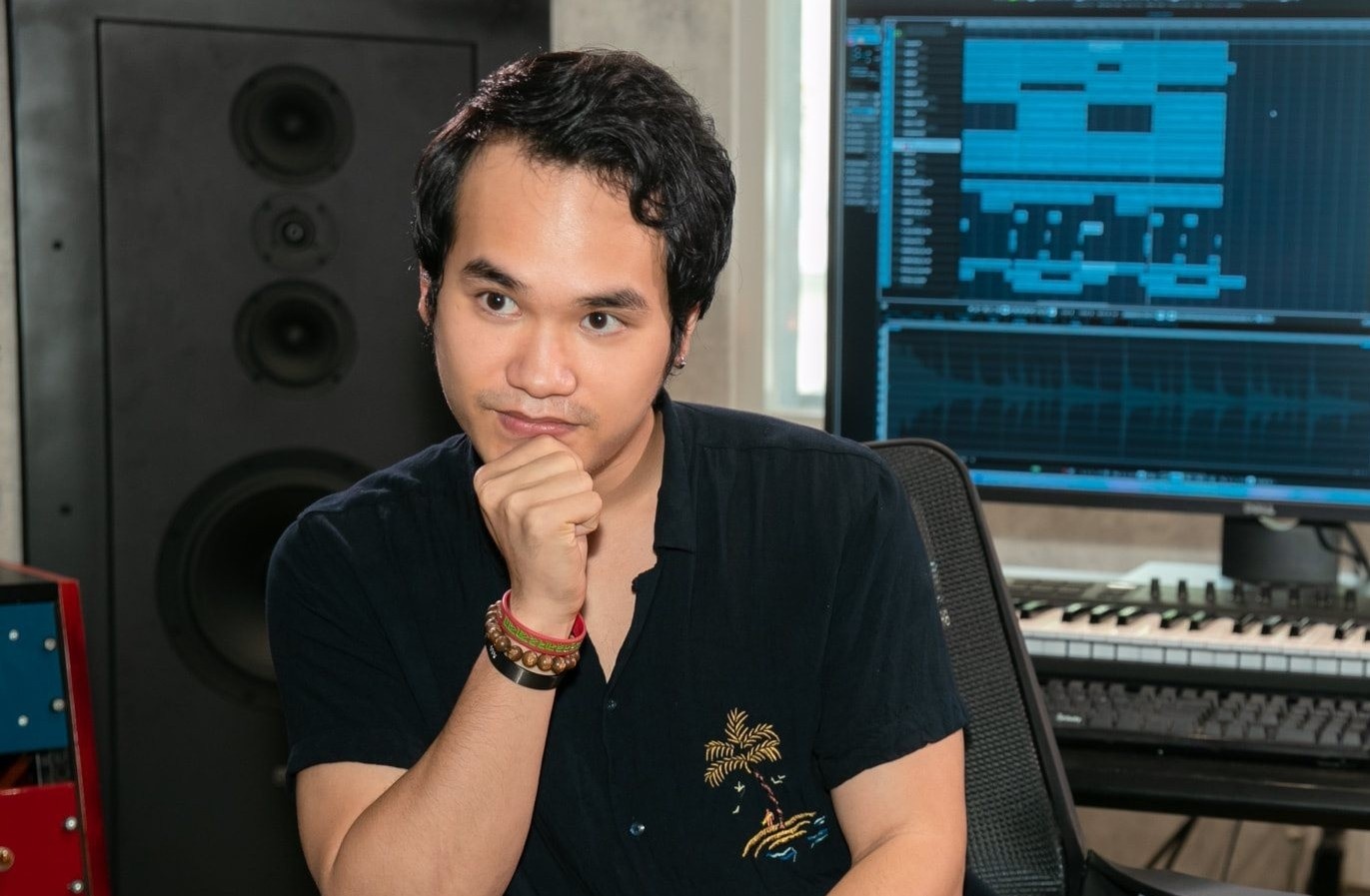 Khac Hung tiet lo ve 'Ghen Co Vy' phien ban tieng Anh hinh anh