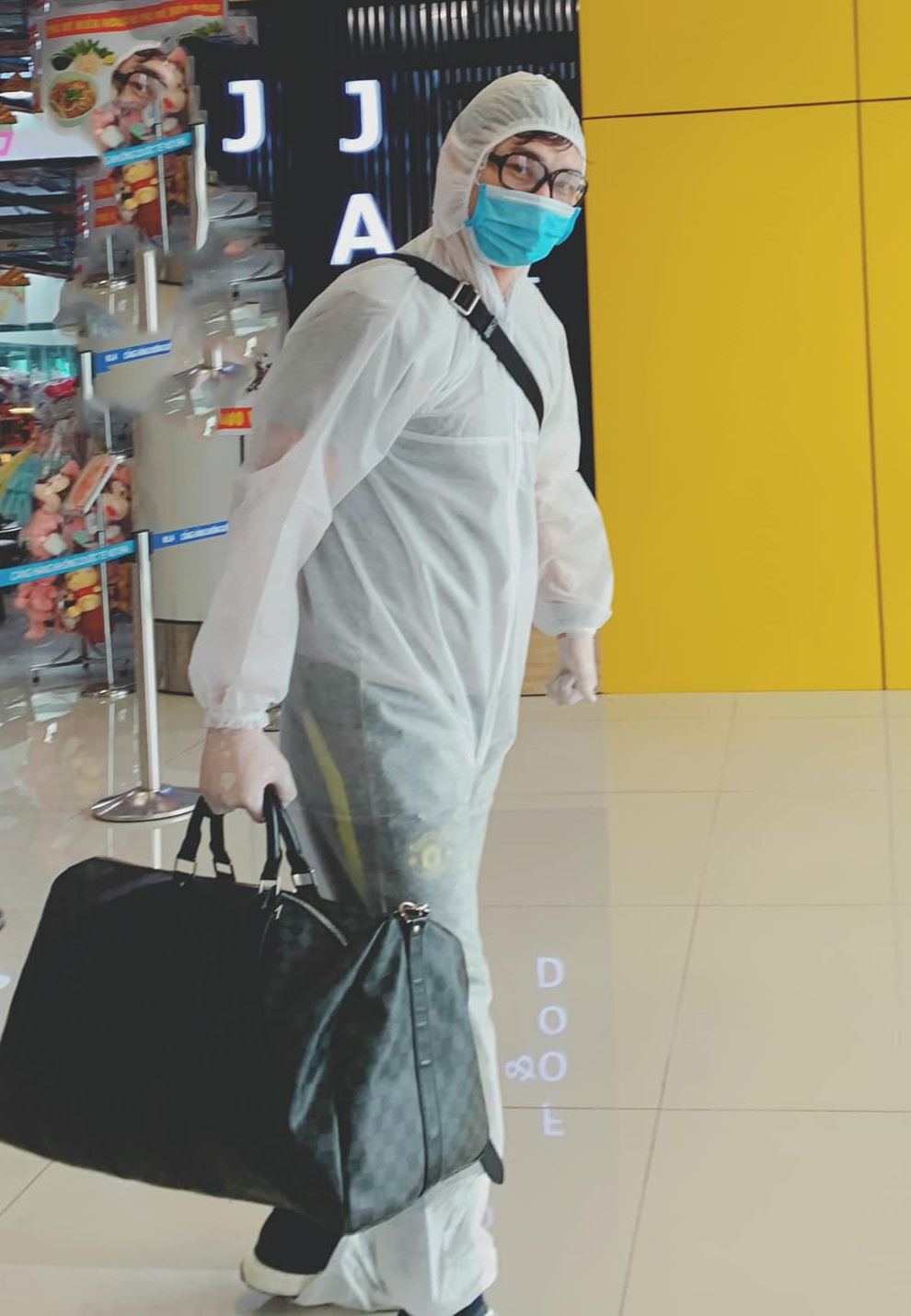 Xuân Bắc đi máy bay mùa dịch ảnh 9 Xuan Bac di may bay mua dich anh 9