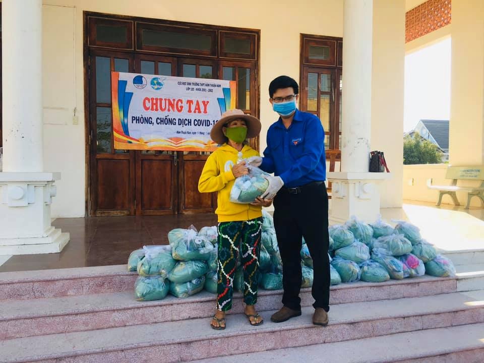 Vy Oang tặng khẩu trang ảnh 2 Vy Oang tang khau trang anh 2