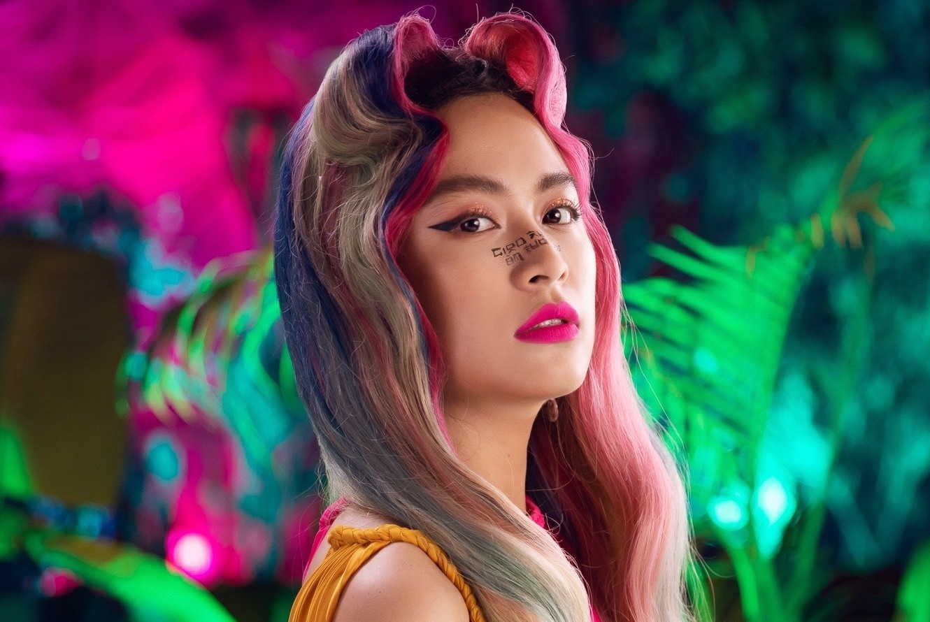 Hoang Thuy Linh tai hien loat tranh Hang Trong trong MV moi hinh anh