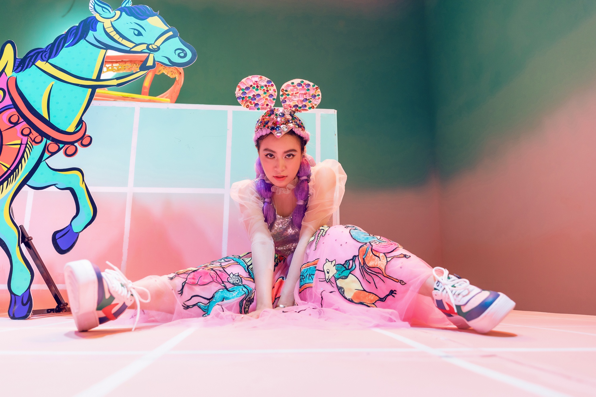 Hoang Thuy Linh ke cap gap ba gia anh 1