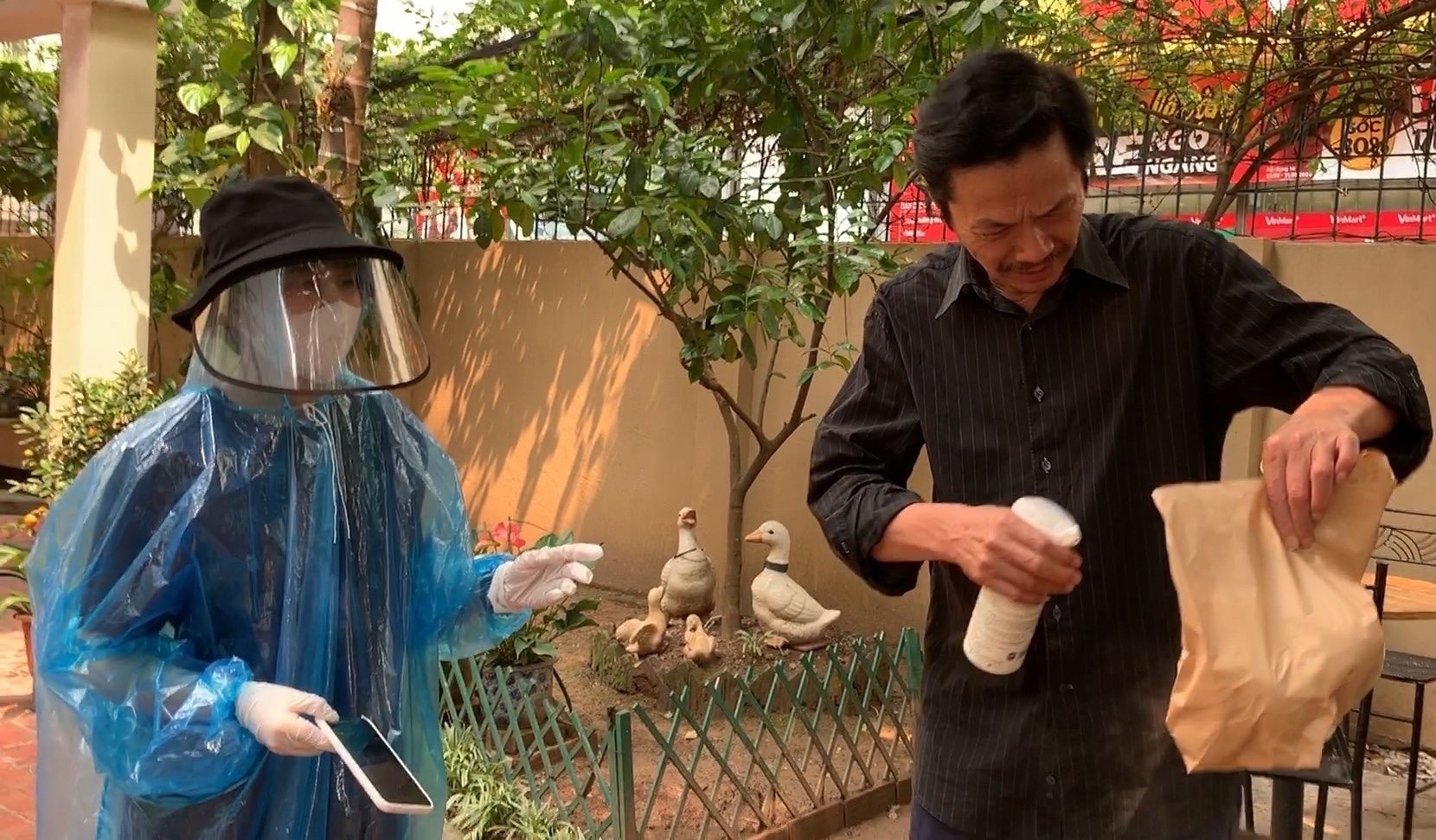 'Ve nha di con': Bo con ong Son lac ve nong thon giua dich Covid-19 hinh anh