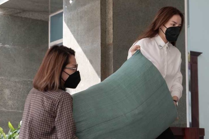 Ky Duyen ung ho do bao ho, nuoc rua tay cho chien si bien phong hinh anh