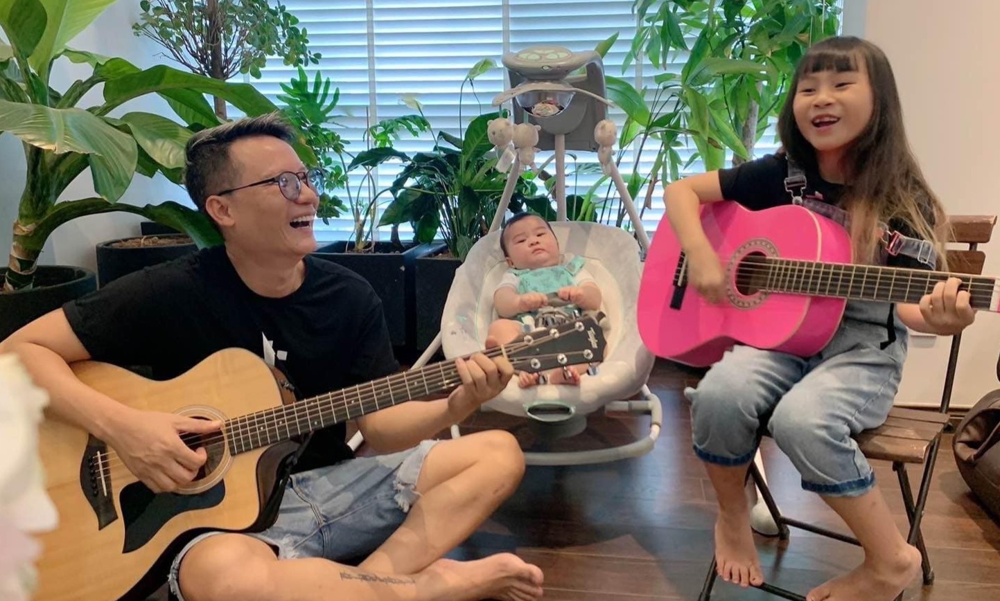 Hoang Bach, Do Hoang Duong hat ca khuc co dong mua dich hinh anh