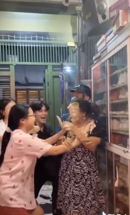 Phương mỹ chi bôi bánh kem lên mẹ ảnh 1 Phuong my chi boi banh kem len me anh 1