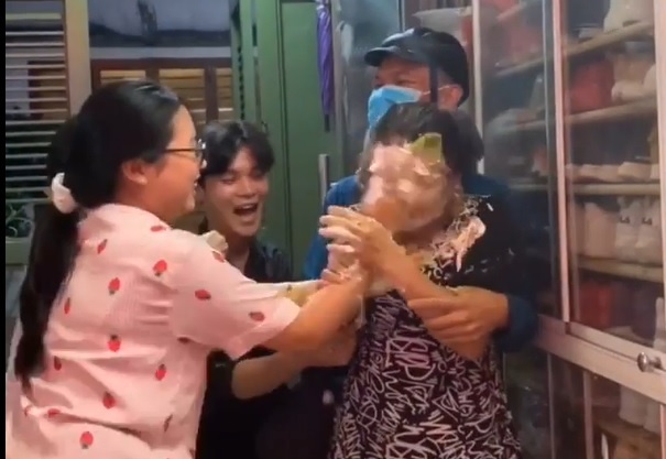 Phuong My Chi gay tranh luan khi boi banh kem len mat me hinh anh