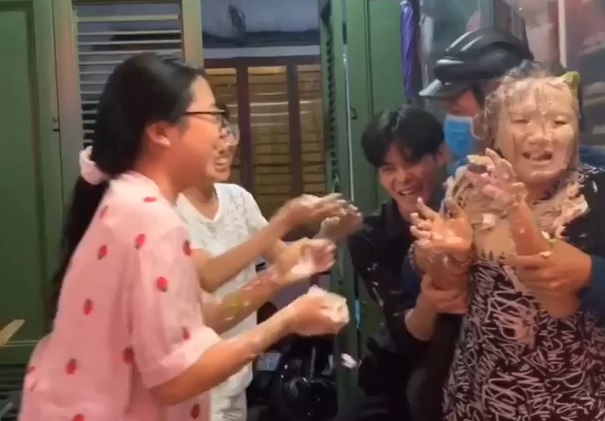 Phuong My Chi boi banh kem len mat me hinh anh