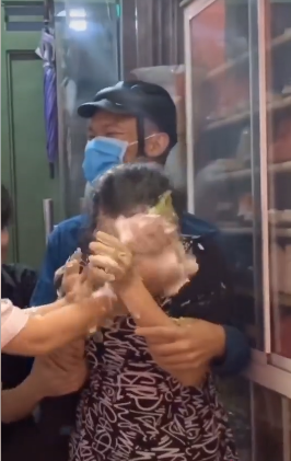 Phương mỹ chi bôi bánh kem lên mẹ ảnh 2 Phuong my chi boi banh kem len me anh 2