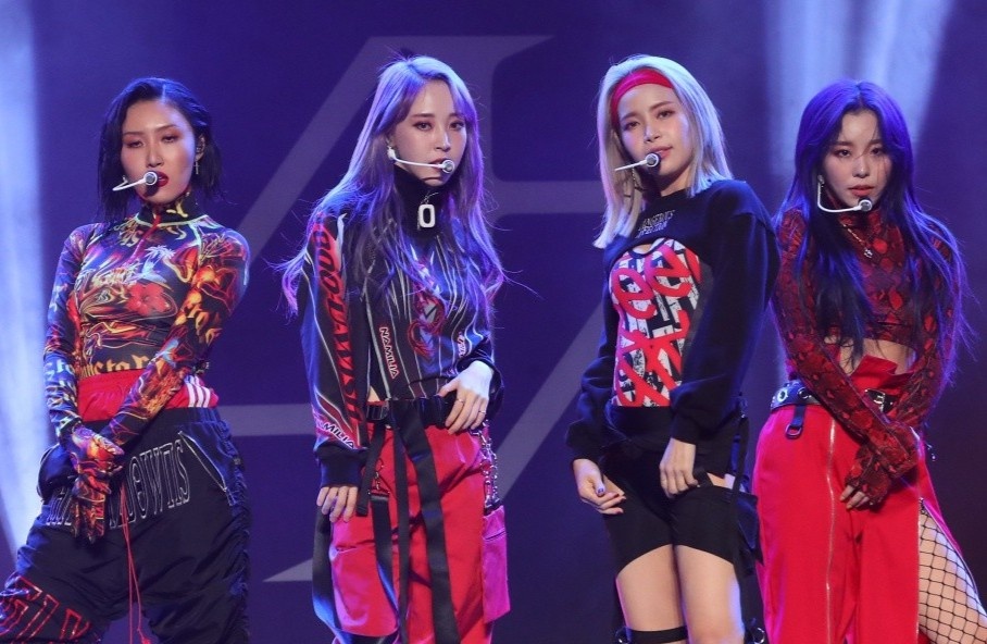 Mamamoo bieu dien voi phong cach sexy hinh anh