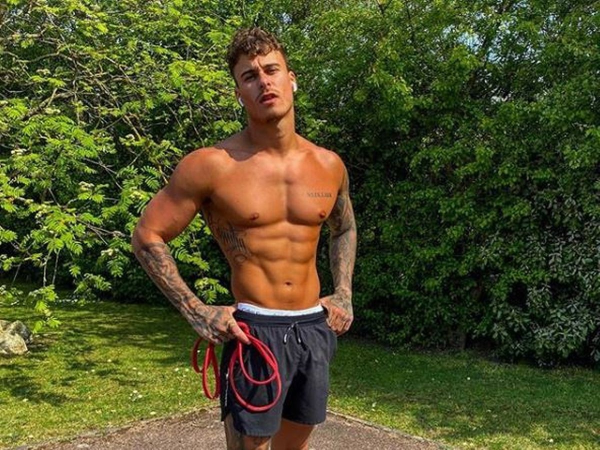 Too Hot To Handle anh 8