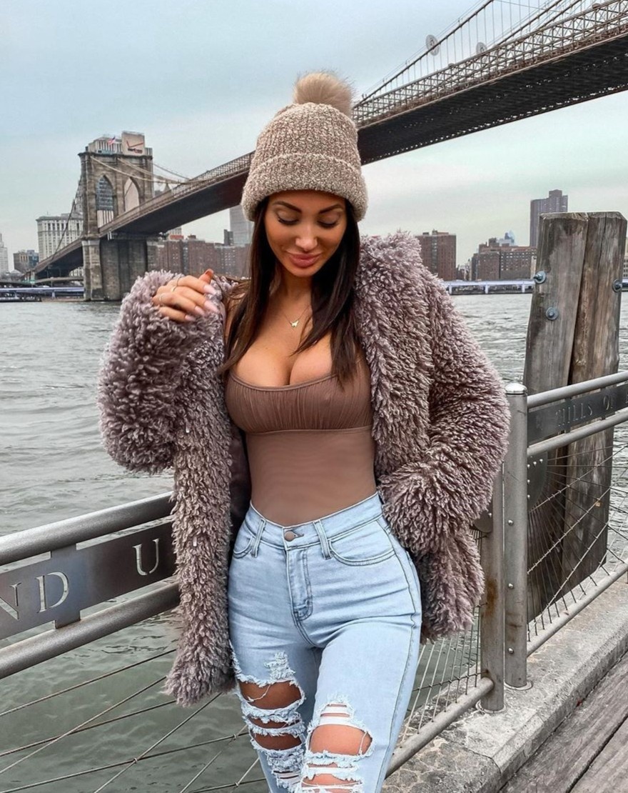 Too Hot To Handle anh 2