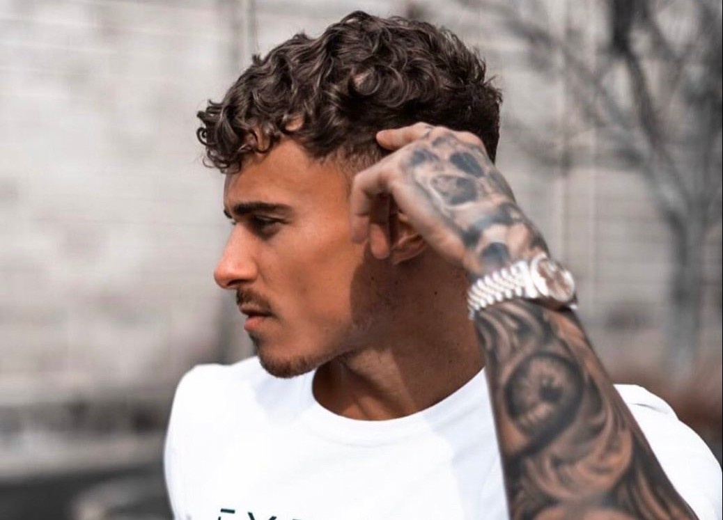 Too Hot To Handle anh 9