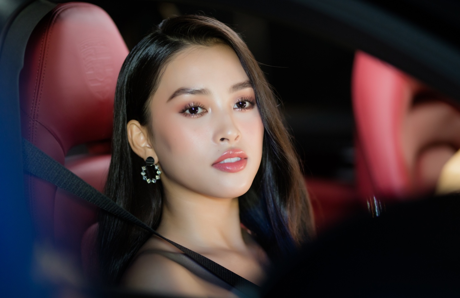 Hoa hau Tieu Vy gop mat trong MV moi cua Erik hinh anh