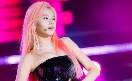 Video gay tranh cai ve trang phuc cua Sana (TWICE) hinh anh