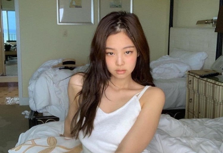 'Cong chua YG' Jennie va nhung lan gay tranh cai vi phong cach sexy hinh anh