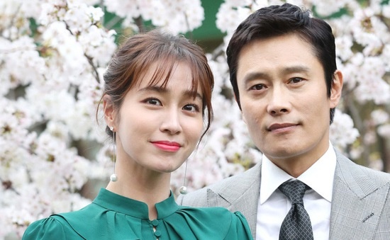 Vo Lee Byung Hun va loat sao nu xin loi vi du tiec giua mua dich hinh anh