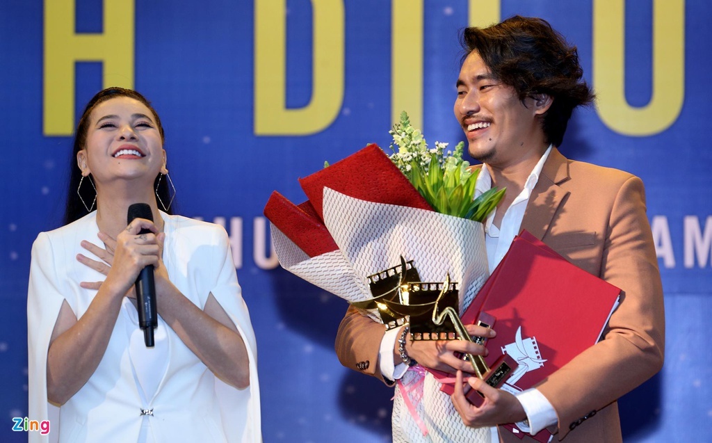 Thu Thuy to doan phim dung chua anh 2