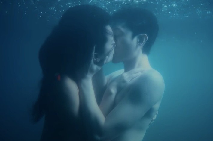 Khac Viet doi moi trong MV nhieu canh tinh tu va bao luc hinh anh