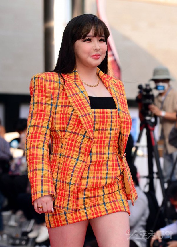 Park Bom lo mat sung phong anh 1