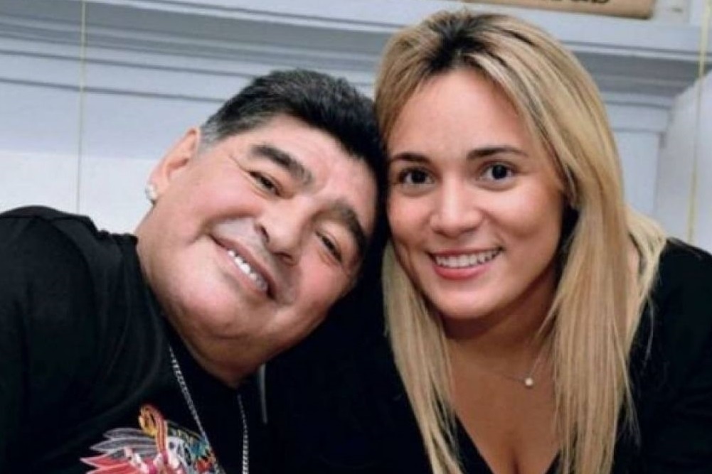 Tinh cu kem 30 tuoi khien Maradona dieu dung vi vu kien dat do hinh anh