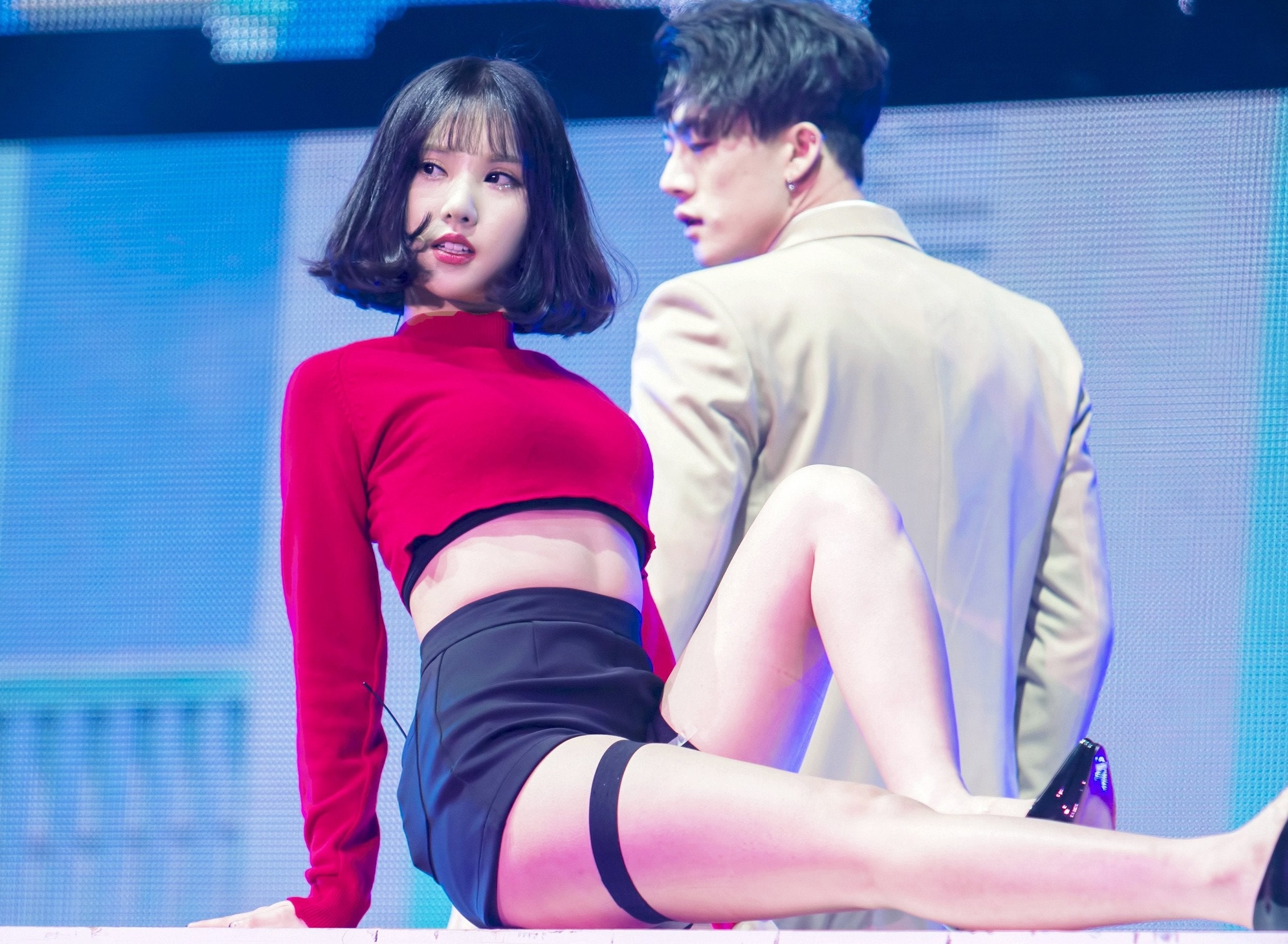 My nu Kpop chuong mac do ngan khoe dang dong ho cat hinh anh