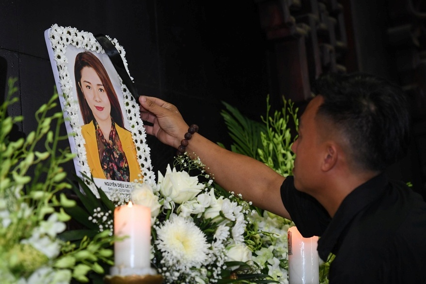 Gia dinh va dong nghiep tien dua MC Dieu Linh ve noi an nghi hinh anh