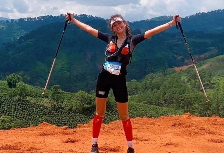Mau Thuy, Thai Trinh gap mua lu, lien tuc te nga o Dalat Ultra Trail hinh anh