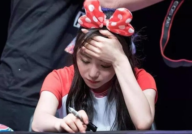 Bang chung Mina (AOA) bi dong nghiep bat nat ngay truoc ong kinh hinh anh