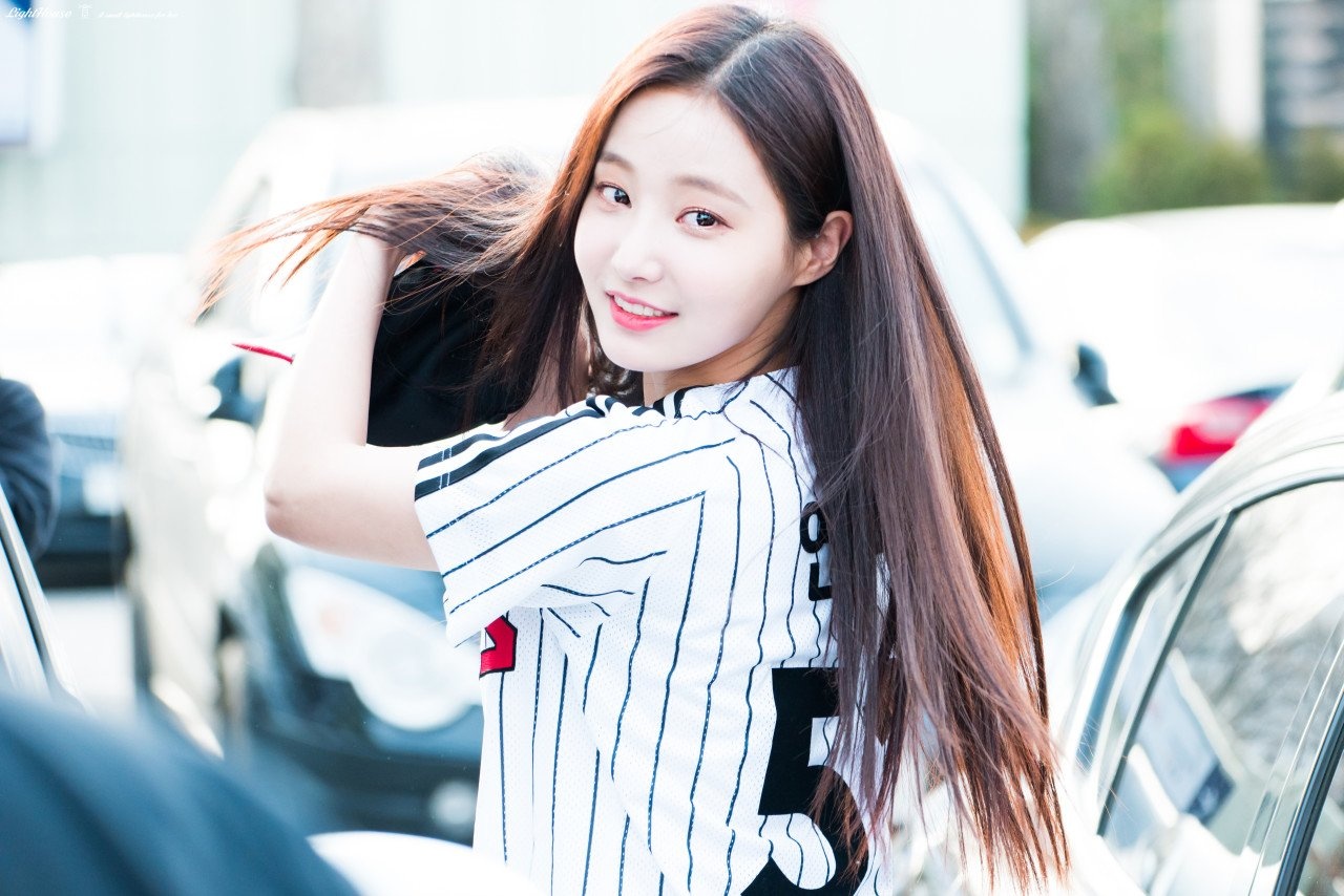 Yeon Woo bi loai khoi momoland anh 1