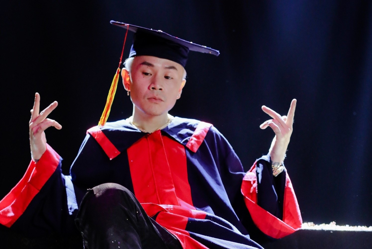 Dua nhieu tinh thanh vao bai hat, Binz gay sot mang xa hoi hinh anh