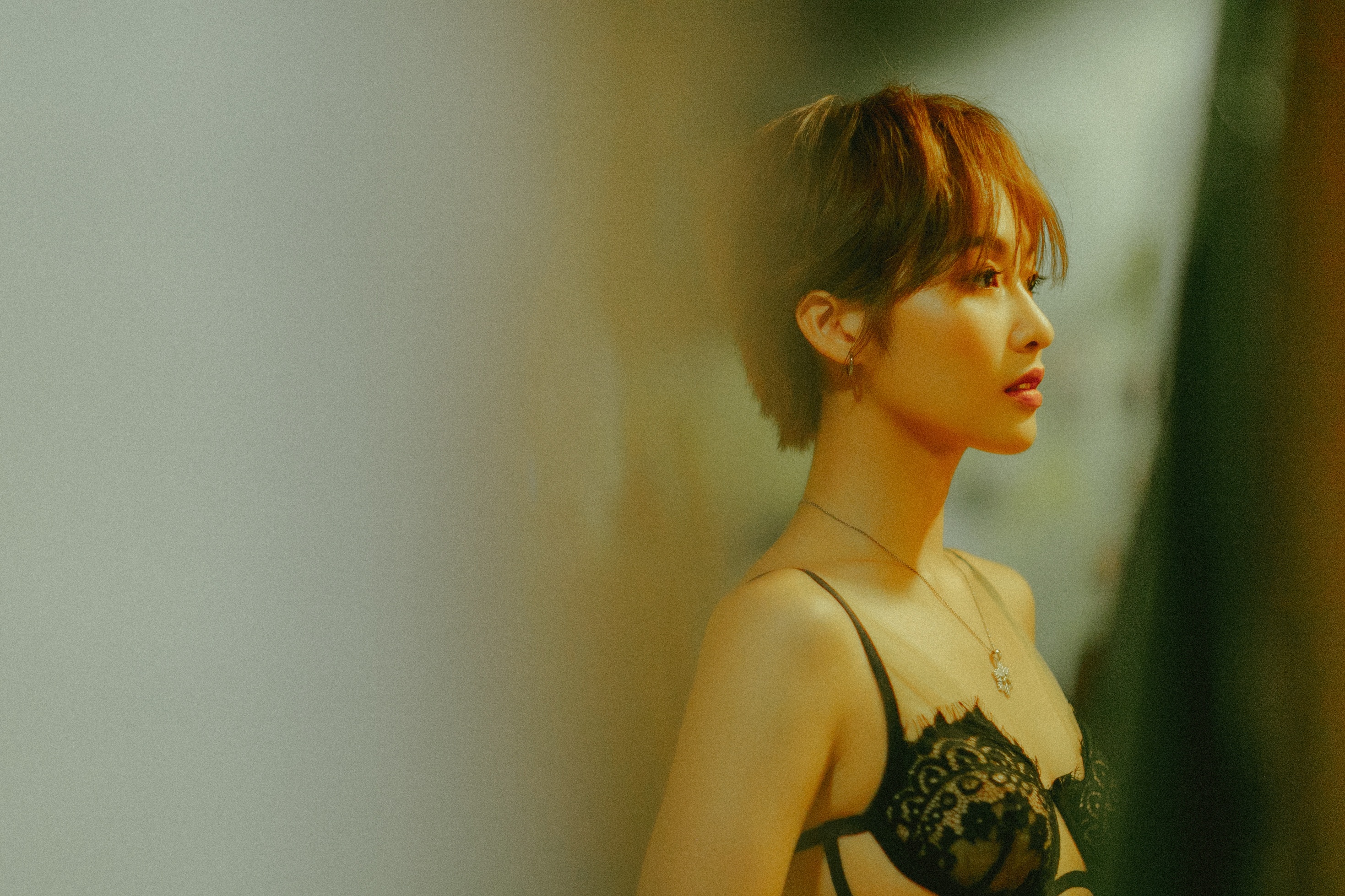 MV cua Kha Ngan de lo su vung ve trong giong hat? hinh anh