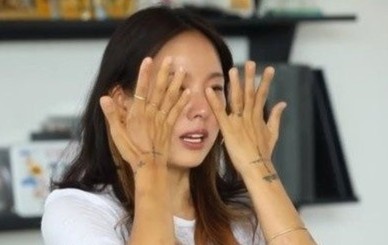 Lee Hyori khoc xin loi sau vu livestream di hat karaoke hinh anh