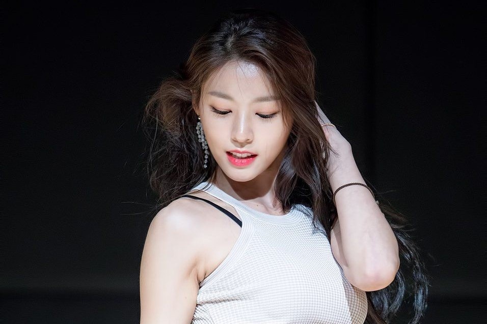 Nu than Kpop Seolhyun bi nghi hut thuoc, chui the hinh anh