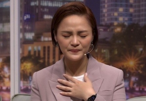 Thu Quynh khoc khi chia se ve thoi diem sinh con va bien co hon nhan hinh anh