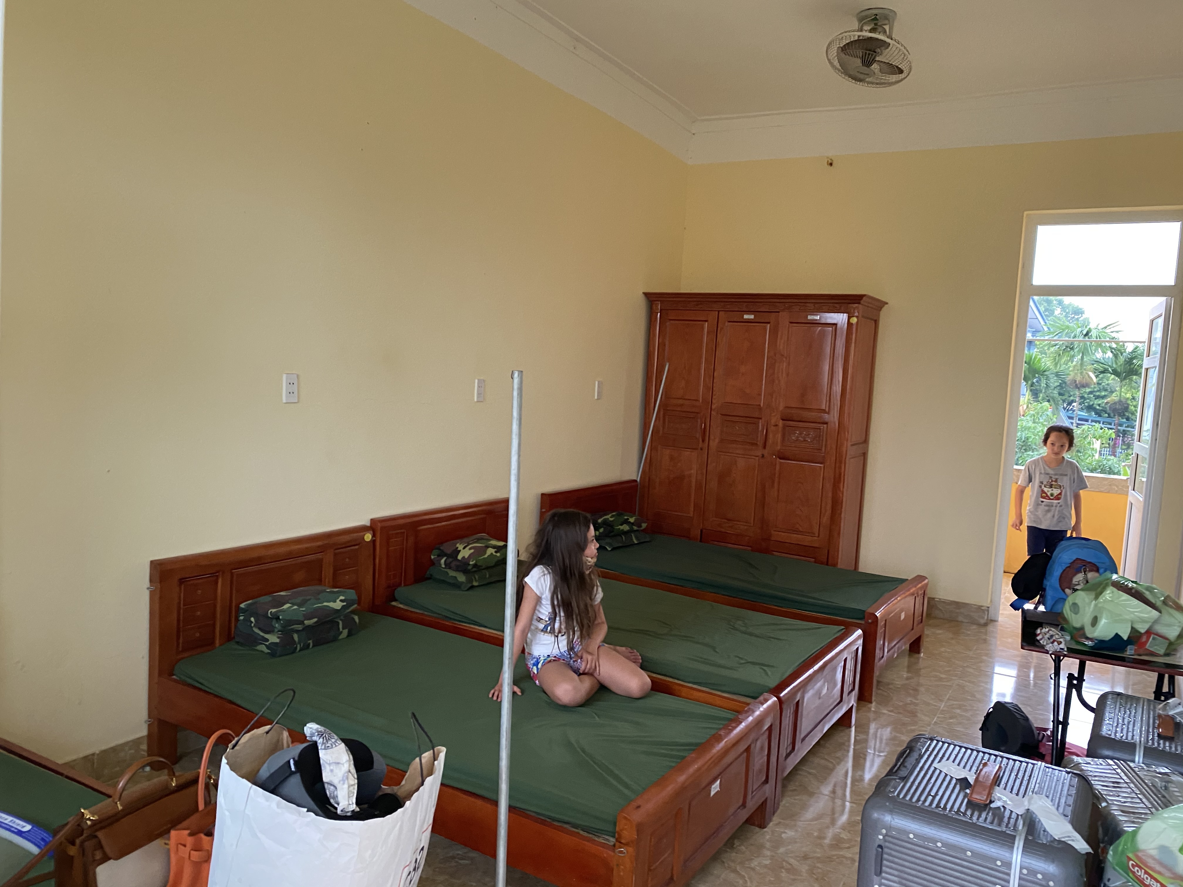 Hong Nhung va cac con cach ly anh 1