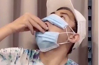 Ho Quang Hieu gay tranh cai vi deo khau trang sai cach hinh anh