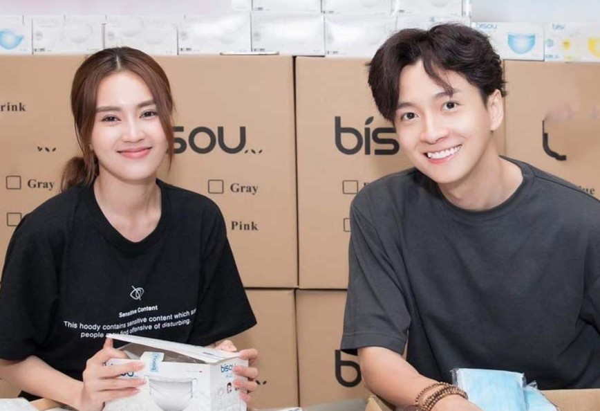 Lan Ngoc, Ngo Kien Huy ung ho 250.000 khau trang chong dich hinh anh