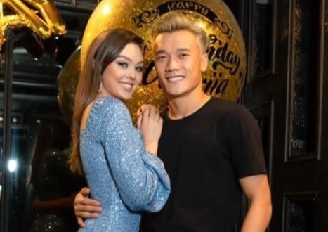 Bui Tien Dung the hien tinh cam voi nguoi mau Dianka Zakhidova hinh anh