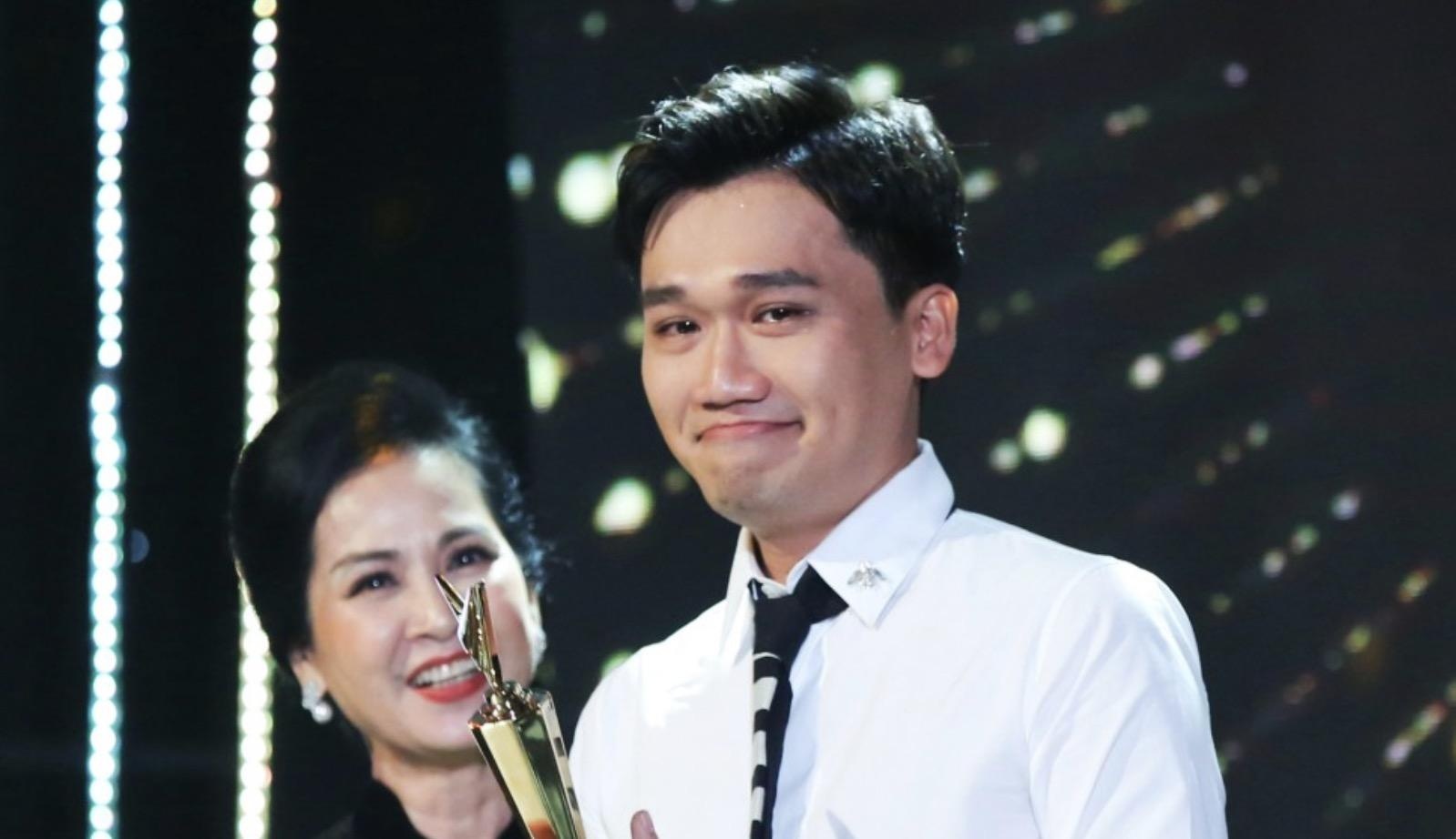 Xuan Nghi bat khoc khi nhan giai Dien vien nam an tuong o VTV Awards hinh anh