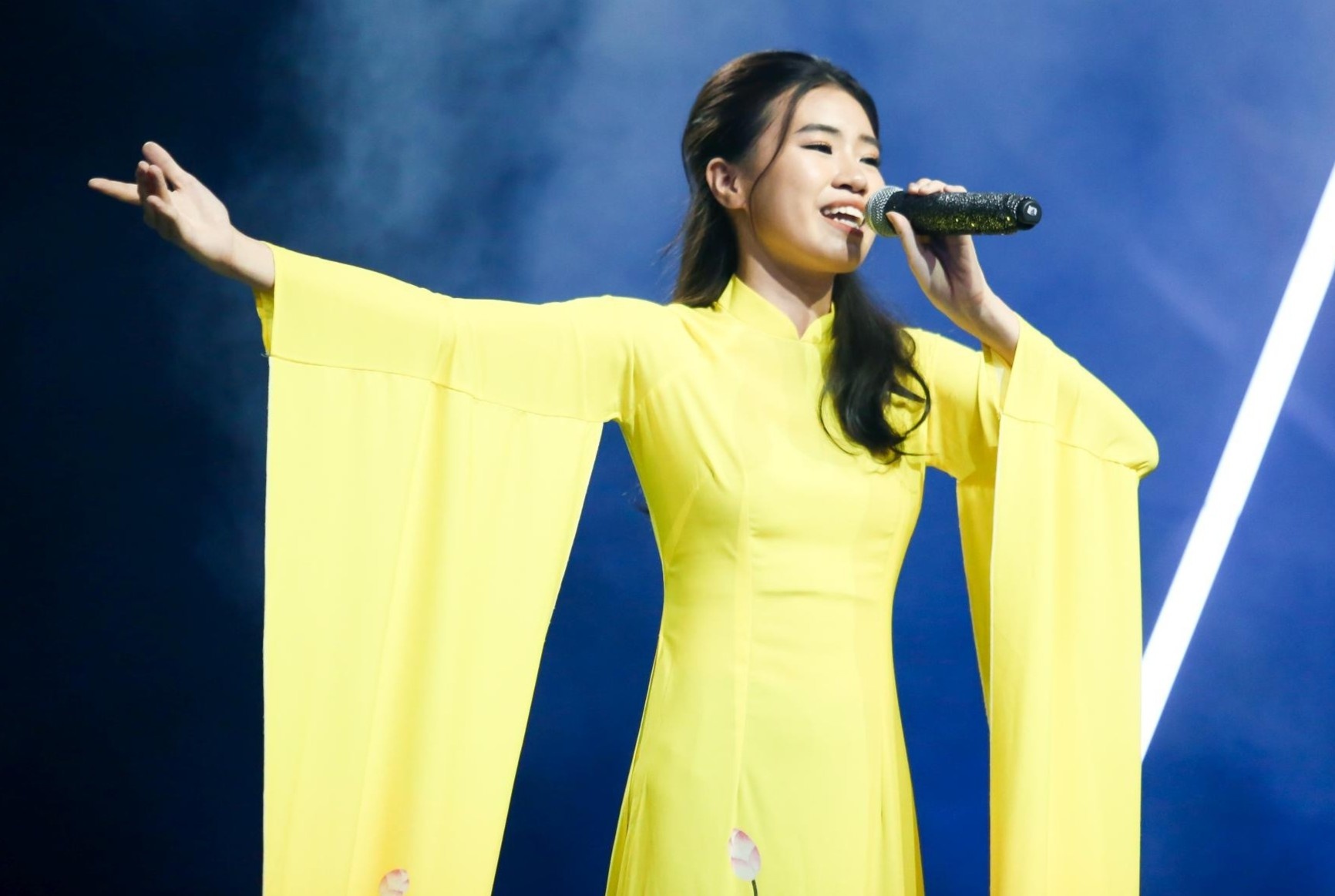 Phao mac ao dai, rap ve dich Covid-19 hinh anh