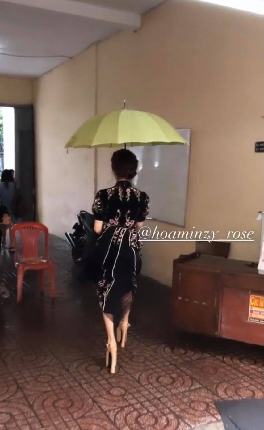 Hòa Minzy đi guốc cao 23 cm ảnh 1 Hoa Minzy di guoc cao 23 cm anh 1